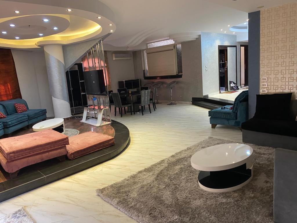 Luxury In Front Of The Auc * Cairo